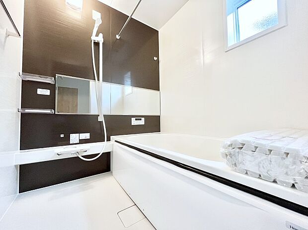 【浴室】～Bath Room～　落ち着いた雰囲気の浴室で明日に向けてリフレッシュ。浴室乾燥機能も付いているので隣の洗濯機置き場で洗い上がった洗濯物を、雨の日も天気を気にせず乾燥させることも可能です。