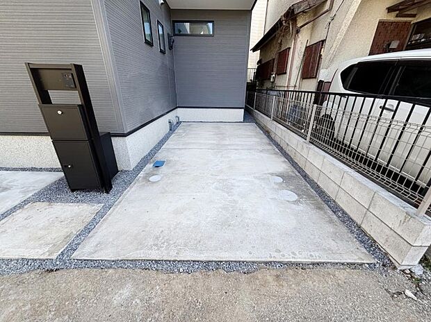 【駐車場】～Parking～ 嬉しいコンクリート仕上げのカースペース。雨の日も足元を気にせず外出できます。空いたスペースには、花や緑で彩るガーデニングもオススメです。  