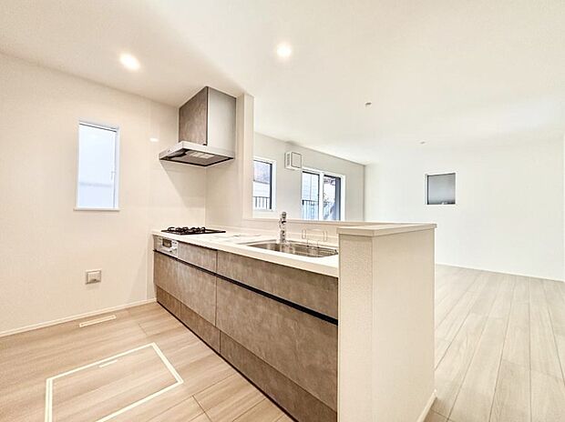 【ダイニングキッチン】～Kitchen～　自然光が入る窓のあるキッチン☆毎日使う場所だからこそ、使い勝手を考慮しました。ゆったりとしたキッチンコーナーは質感豊かな仕上がりとなっております。