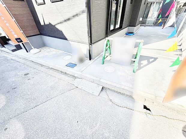 【駐車場】～Parking～ 嬉しいコンクリート仕上げのカースペース。雨の日も足元を気にせず外出できます。空いたスペースには、花や緑で彩るガーデニングもオススメです。  