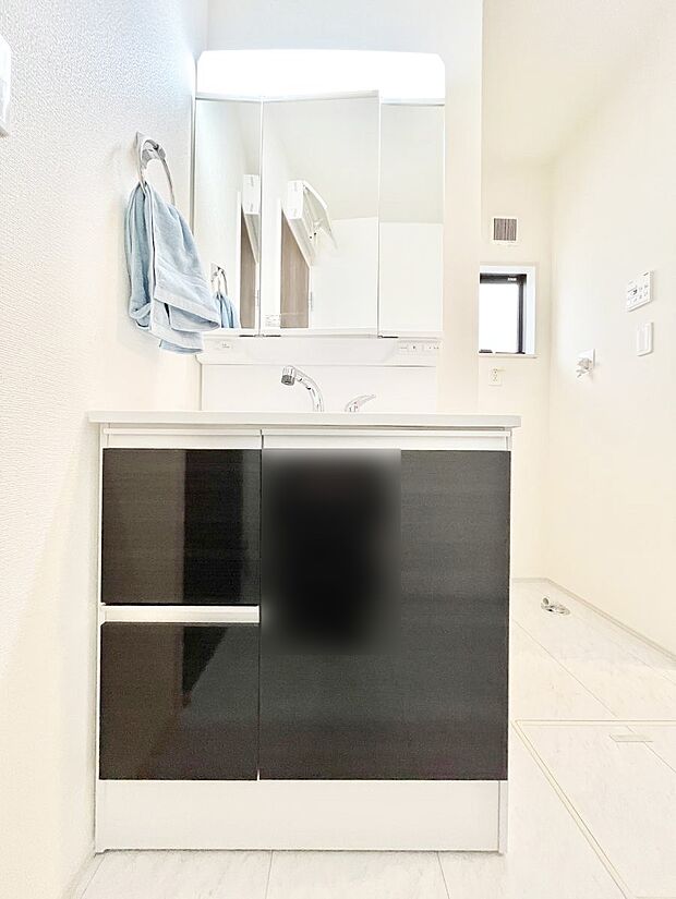 【洗面台・洗面所】～Dressing Room～　暗くなりがちな洗面所も窓があると採光と換気が可能なので気持ちよくお使い頂けます。三面鏡タイプの洗面台は鏡裏収納で散らかりがちな洗面所もスッキリ♪