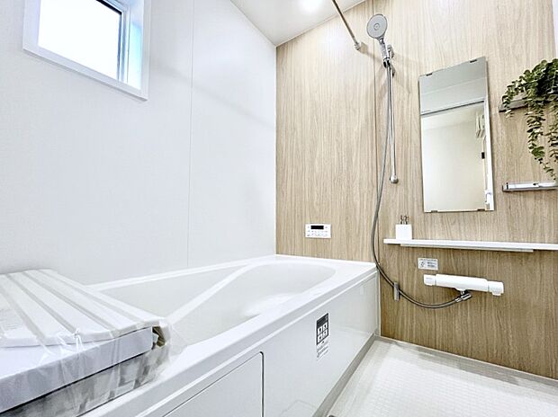 【浴室】～Bath Room～　窓付きのバスルームは、採光もあり明るく気持ちの良い空間です。窓があることで、換気環境も良好。ゆったり寛げるバスルームで、毎日のバスタイムが楽しみになりそうです。