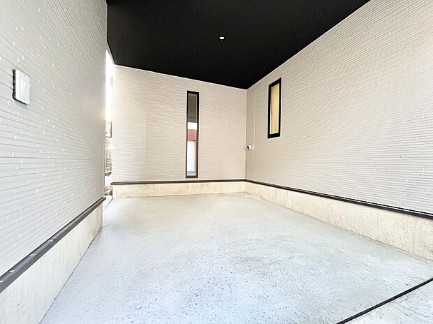 【駐車場】ビルトインタイプは大切なお車を傷や汚れから守ることができます。