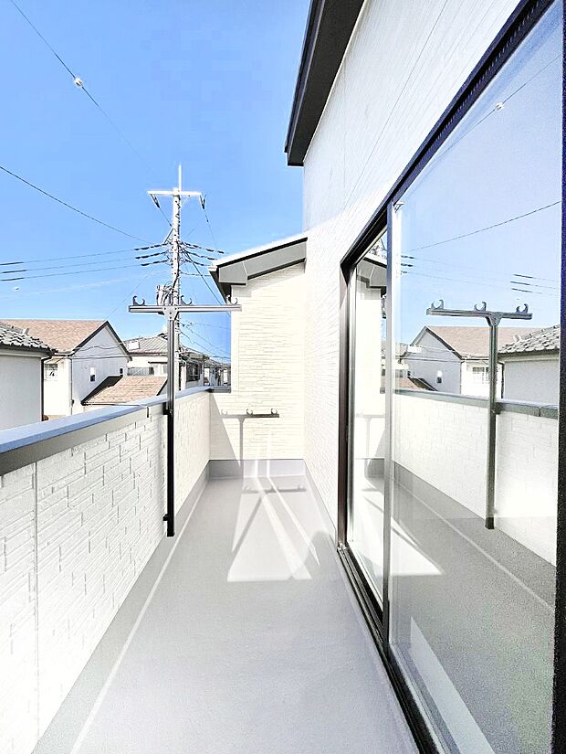 【バルコニー】暖かな陽光が降り注ぐバルコニーはお洗濯におすすめ。爽やかな風も心地よいです。 