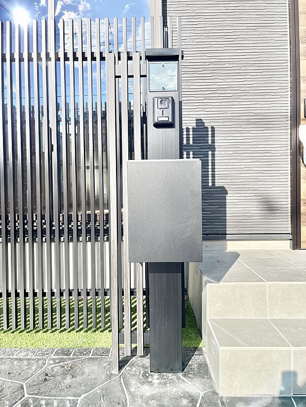 【その他現地】表札・インターホン・ポストをひとつに集約。エントランスになじむシンプルデザイン。