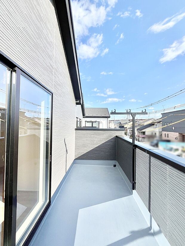 【バルコニー】ゆったりバルコニーだから沢山お洗濯ものを干せます