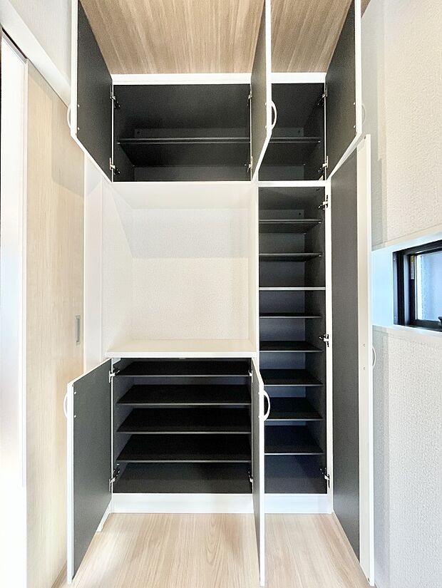 【その他設備(シューズボックス)】玄関をスッキリ・清潔に見せる豊富な収納スペースです。