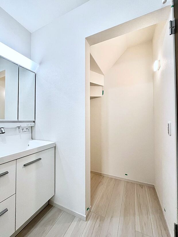 【その他設備(リネンスペース)】◆１号棟◆便利なリネン庫で、スッキリした使いやすい洗面室に