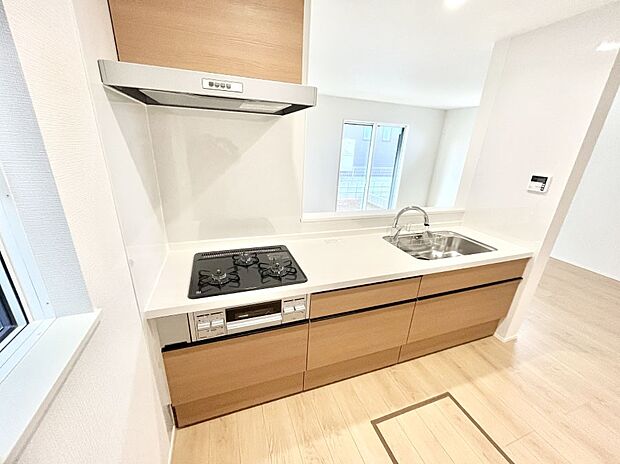 【ダイニングキッチン】料理をしながらでもご家族との会話を楽しめる対面キッチン