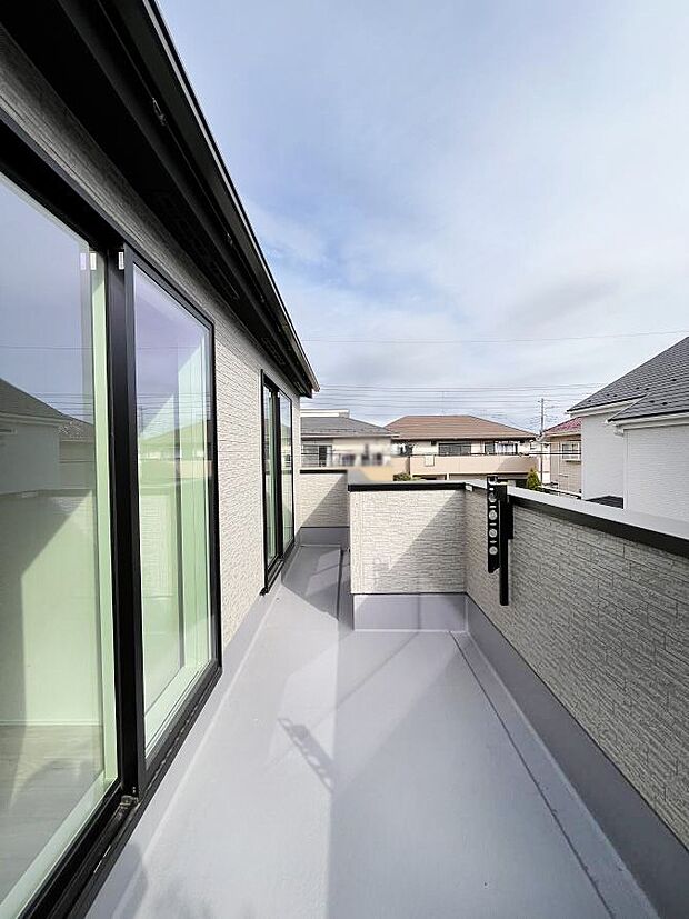 【バルコニー】◆１号棟◆～Balcony～ バルコニーは温かい陽がさしこみ、お布団や洗濯物を気持ちよく干すことができます。 使いやすく開放的なバルコニーです♪陽ざしがたっぷり降り注ぐ、バルコニー付き住まい。 