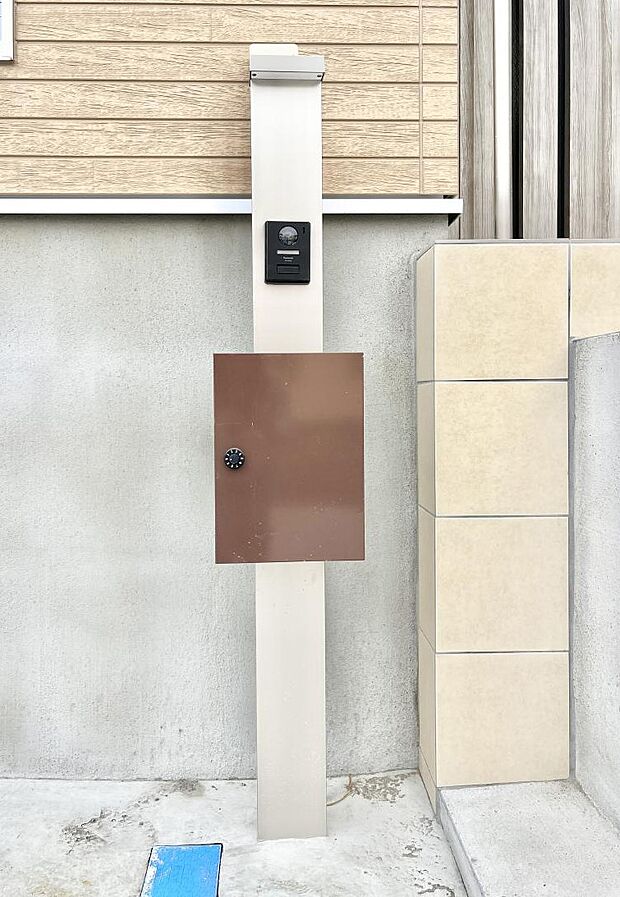 【その他現地】表札・インターホン・ポストをひとつに集約。エントランスになじむシンプルデザイン。