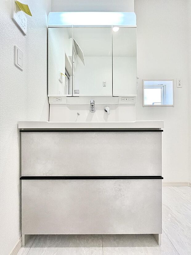 【洗面台・洗面所】～Dressing Room～　十分な大きさの洗面台は収納もさる事ながら、身だしなみチェックや歯磨きなど、朝の慌ただしい時間でもホテルライクなスペースで余裕とゆとりを感じて頂けます。