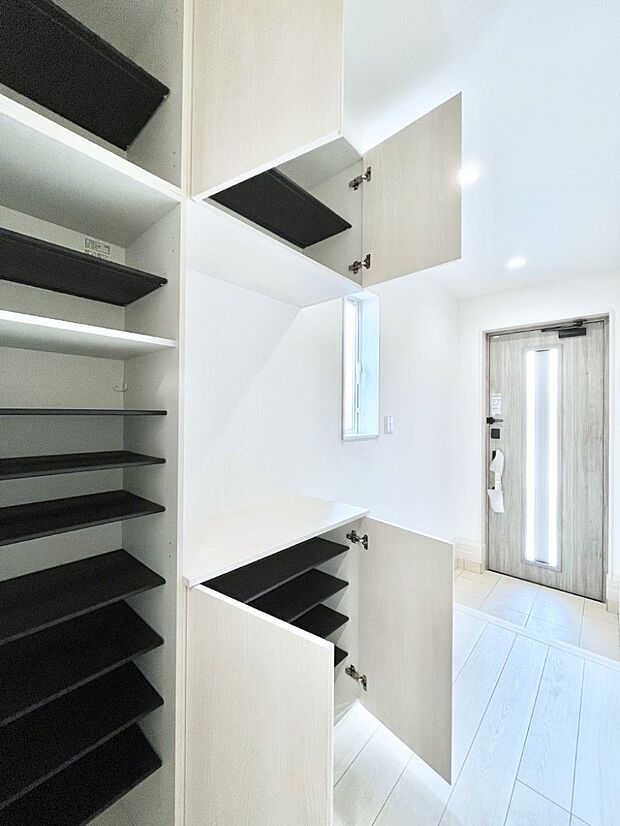 【その他設備(シューズボックス)】たっぷり収納できるシューズボックス。