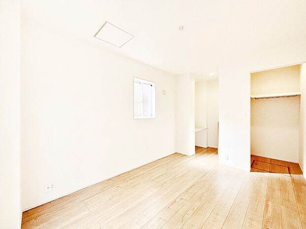 【寝室】～Bed Room～　「今日も一日お疲れ様」とご夫婦でゆったりくつろげる寝室。毎日の家事やお仕事に疲れた日はフカフカのベットで癒されてください。テレビや本棚をおいても快適な広さが自慢♪