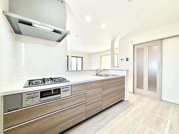 【ダイニングキッチン】◆2-1号棟◆~Kitchen~ 「さぁ今日は何を作ろう」こんなキッチンなら思いっきり料理ができちゃいます。キッチンからはリビングが一望できます。家族がつながるお家がここにございます。