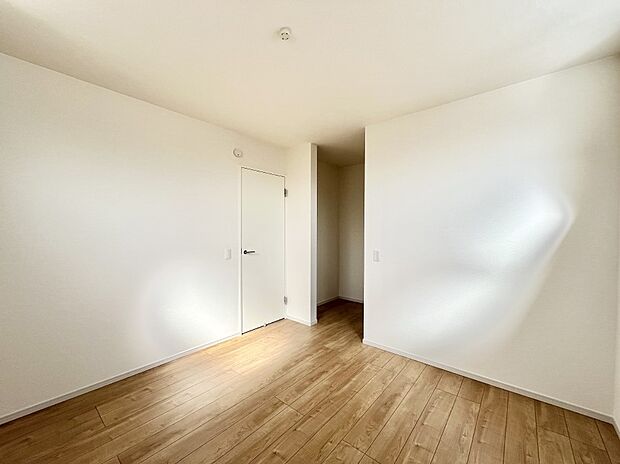 【寝室】~Bed Room~ 「今日も一日お疲れ様」とご夫婦でゆったりくつろげる寝室。毎日の家事やお仕事に疲れた日はフカフカのベットで癒されてください。テレビや本棚をおいても快適な広さが自慢♪