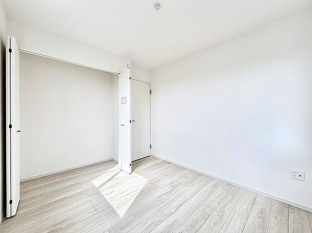 【寝室】~Bed Room~ 部屋数が多いのが戸建てのメリットです。ご家族が増えたことで手狭に感じていた住まいも戸建てでは各居室プライバシーを保つことができます。住まいにゆとりが生まれ心もリラックスできます♪