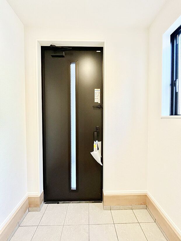 【玄関】明るい玄関はお客様をお出迎えするのにぴったりです!