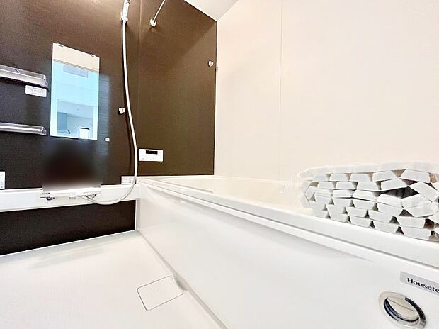 【浴室】~Bath Room~ 落ち着いた雰囲気の浴室で明日に向けてリフレッシュ。浴室乾燥機能も付いているので隣の洗濯機置き場で洗い上がった洗濯物を、雨の日も天気を気にせず乾燥させることも可能です。