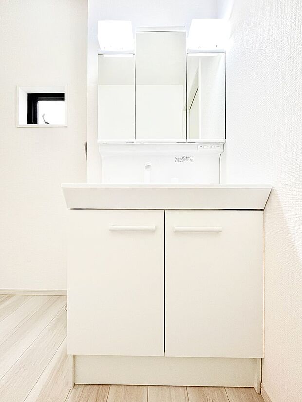 【洗面台・洗面所】~Dressing Room~ 暗くなりがちな洗面所も窓があると採光と換気が可能なので気持ちよくお使い頂けます。三面鏡タイプの洗面台は鏡裏収納で散らかりがちな洗面所もスッキリ♪