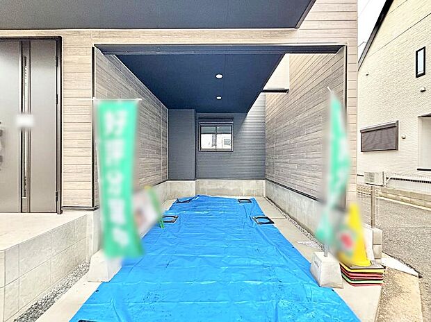 【駐車場】~Parking~ ビルトインカースペースのため、駐車場と家の中への導線がスムーズです。屋根があるため帰宅時の雨に濡れる心配や大荷物の運搬の手間が少なくなります。