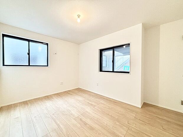 【寝室】~Bed Room~ 木の温もりがやさしいフローリングは安らぎをもたらすプライベート空間。明るめのフローリングですので、壁紙ともマッチし、お部屋を更に広く見せてくれる効果も。