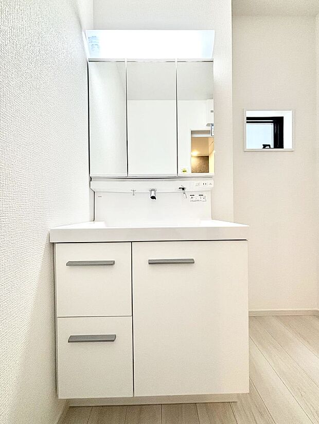 【洗面台・洗面所】◆2号棟◆~Dressing Room~ 明るく清潔感溢れるパウダールーム。毎日使う場所だからこそ、快適な空間となっております。シャンプードレッサーを採用しておりますので、朝シャンも手軽に出来ます。