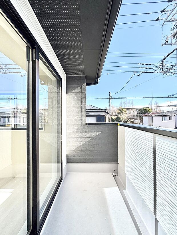 【バルコニー】◆2号棟◆~Balcony~ 大きな空に囲まれた気持ちのいい家。 バルコニーを覗くだけで圧倒的な開放感に包まれます。 バルコニーは陽がさしこみお布団や洗濯物を気持ちよく干すことができます。