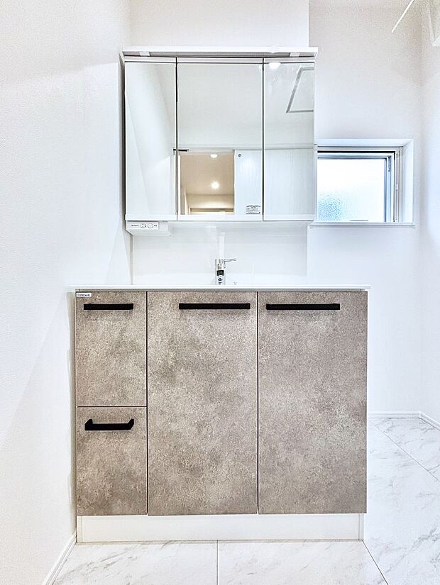 【洗面台・洗面所】◆1号棟◆~Dressing Room~ 十分な大きさの洗面台は収納もさる事ながら、身だしなみチェックや歯磨きなど、朝の慌ただしい時間でもホテルライクなスペースで余裕とゆとりを感じて頂けます。