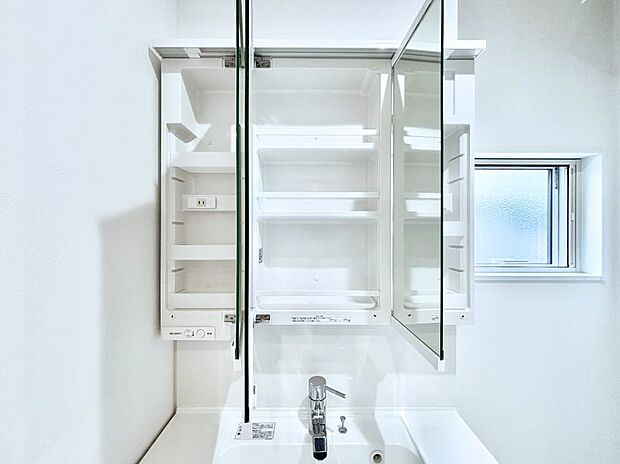 【その他設備(三面鏡裏収納)】◆1号棟◆三面鏡の裏に、化粧品や衛生用品などを収納可能。洗面台をすっきりと保ちます!