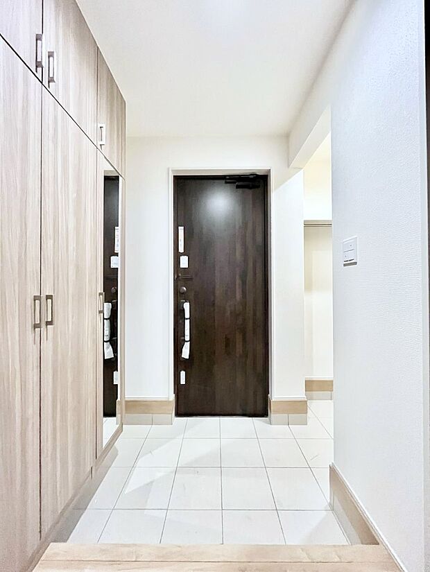 【玄関】◆2号棟◆~Entrance~ 家の中でお客様を迎える最初の場所である玄関は、家の印象そのものです!豊富な玄関収納で、常に綺麗に保つことが出来ます♪玄関にはたっぷり収納の下駄箱を完備!