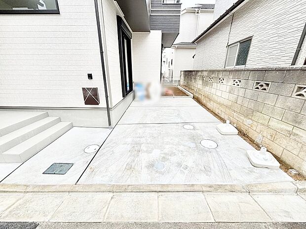 【駐車場】~Parking~ 嬉しいコンクリート仕上げのカースペース。雨の日も足元を気にせず外出できます。空いたスペースには、花や緑で彩るガーデニングもオススメです。