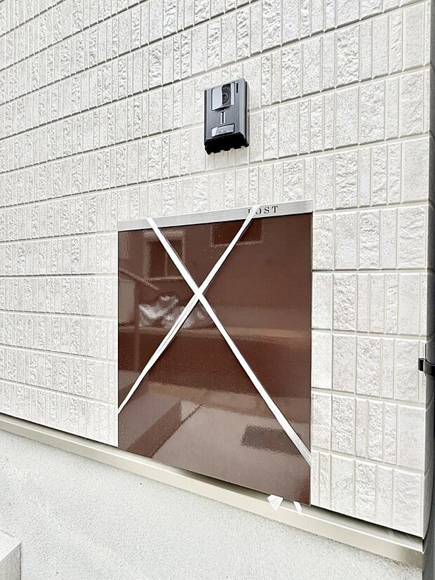 【その他現地】表札・インターホン・ポスト・宅配BOXをひとつに集約。エントランスになじむシンプルデザイン。