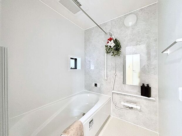 【浴室】~Bath Room~ ゆったりと足を伸ばして入浴することが可能!一日の疲れを癒す貴重なバスタイムです。お子様とご一緒でも十分な広さなので、リビングとは違った家族団欒のひと時をお楽しみいただけます。