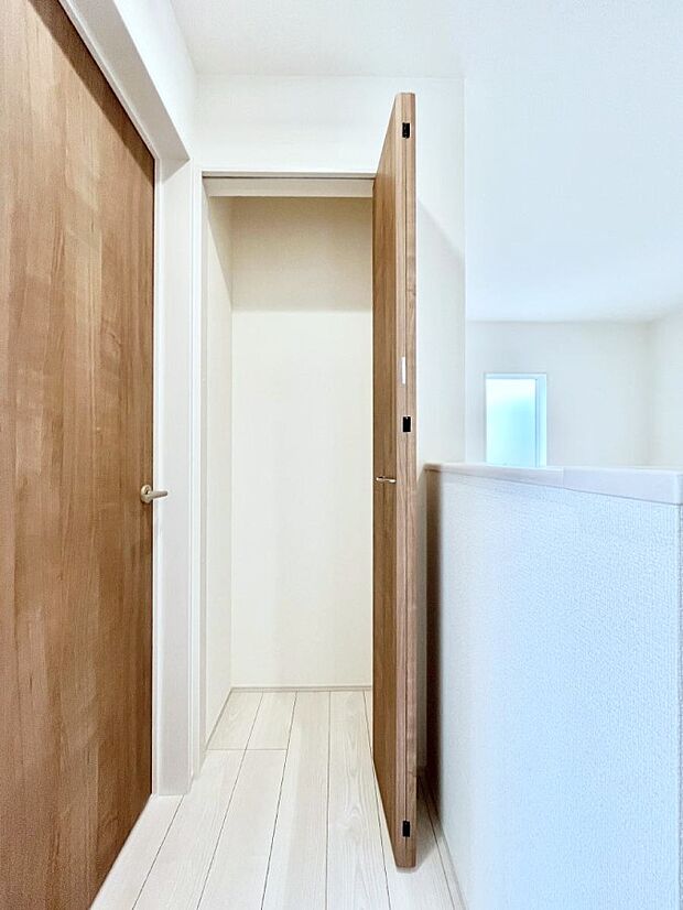 【その他設備(廊下収納)】廊下収納。掃除道具や季節の小物を収納することができます。