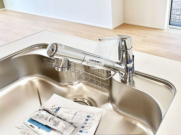 【その他設備(浄水器)】いつでも清潔なおいしいお水を。一つの水栓で水道水と浄水を使い分け。