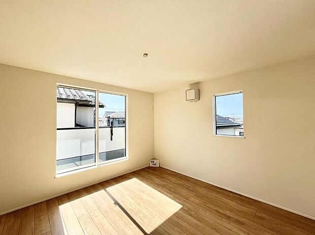 【寝室】~Bed Room~ 2面採光を確保した明るい室内は、風通しも良く、大変居心地の良い空間となっております。爽やかな風を感じて起きる朝は、快適生活の始まりに!日当たりや通風がとても良い住まい♪