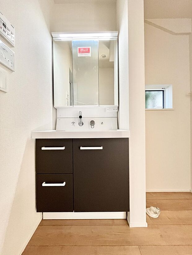 【洗面台・洗面所】~Dressing Room~ 暗くなりがちな洗面所も窓があると採光と換気が可能なので気持ちよくお使い頂けます。三面鏡タイプの洗面台は鏡裏収納で散らかりがちな洗面所もスッキリ♪