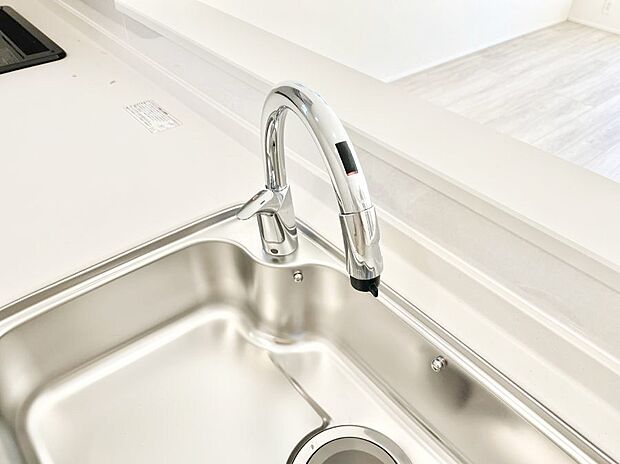 【その他設備(キッチン水栓)】センサーに手をかざすだけで吐水/止水ができるタッチレス水栓