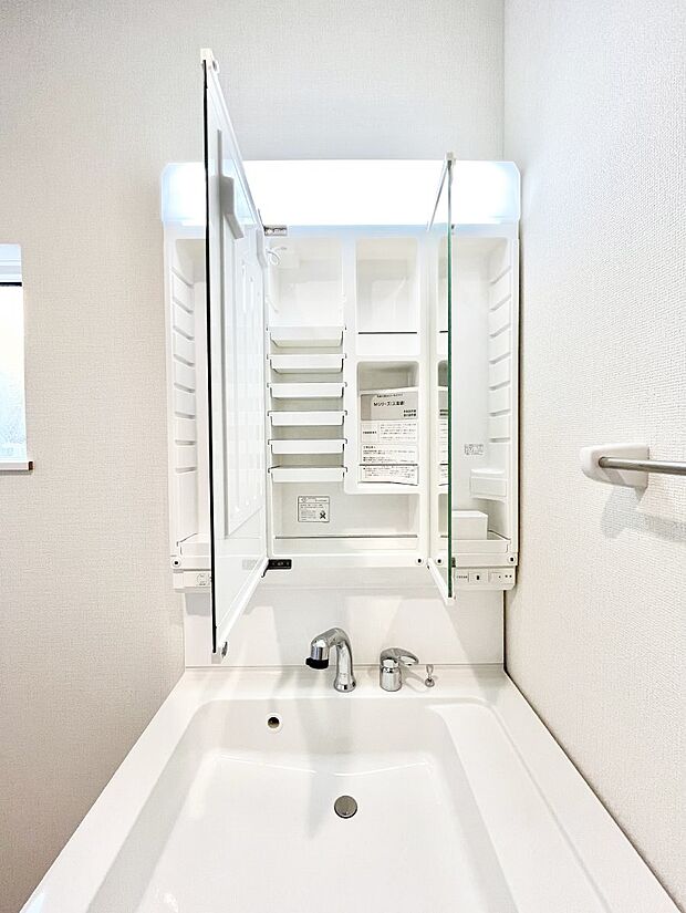 【その他設備(三面鏡裏収納)】三面鏡の裏に、化粧品や衛生用品などを収納可能。洗面台をすっきりと保ちます!