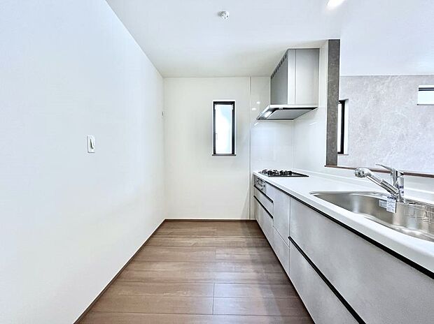 【ダイニングキッチン】◆C号棟◆～Kitchen～　自然光が入る窓のあるキッチン☆毎日使う場所だからこそ、使い勝手を考慮しました。ゆったりとしたキッチンコーナーは質感豊かな仕上がりとなっております。