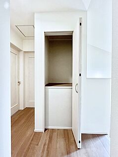 その他設備(三面鏡裏収納)