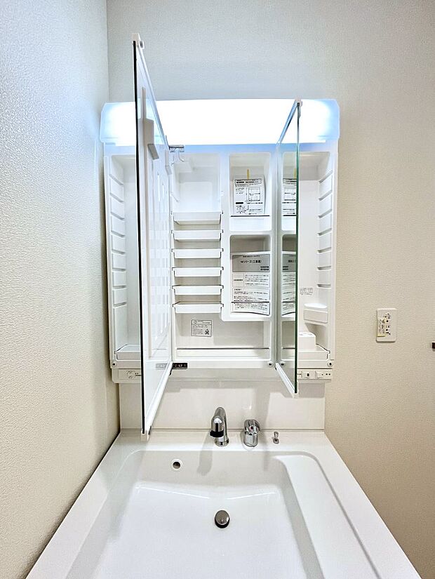 【その他設備(三面鏡裏収納)】◆C号棟◆三面鏡の裏に、化粧品や衛生用品などを収納可能。洗面台をすっきりと保ちます！