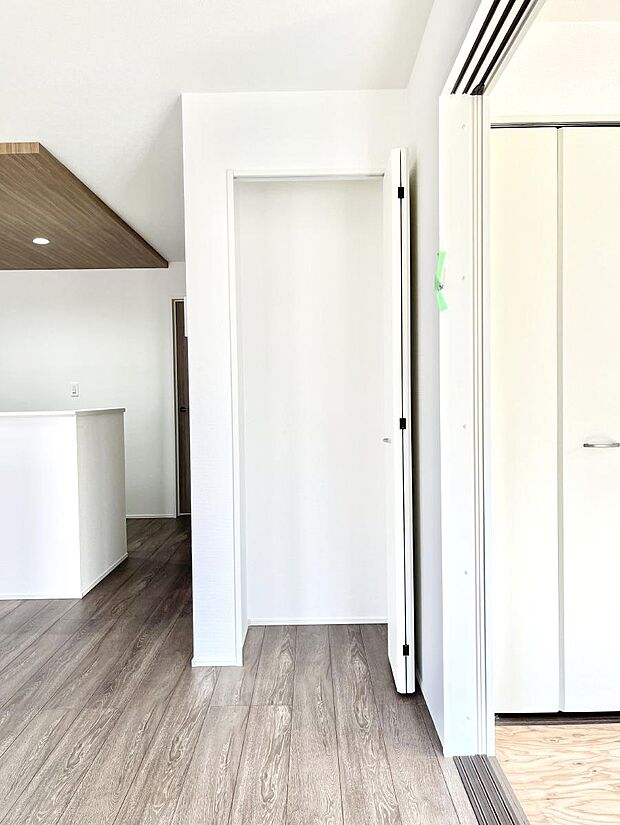 【その他設備(リビング収納)】リビング収納。ここに収納があると物が集まるLDKがスッキリ片付きそうですね。  