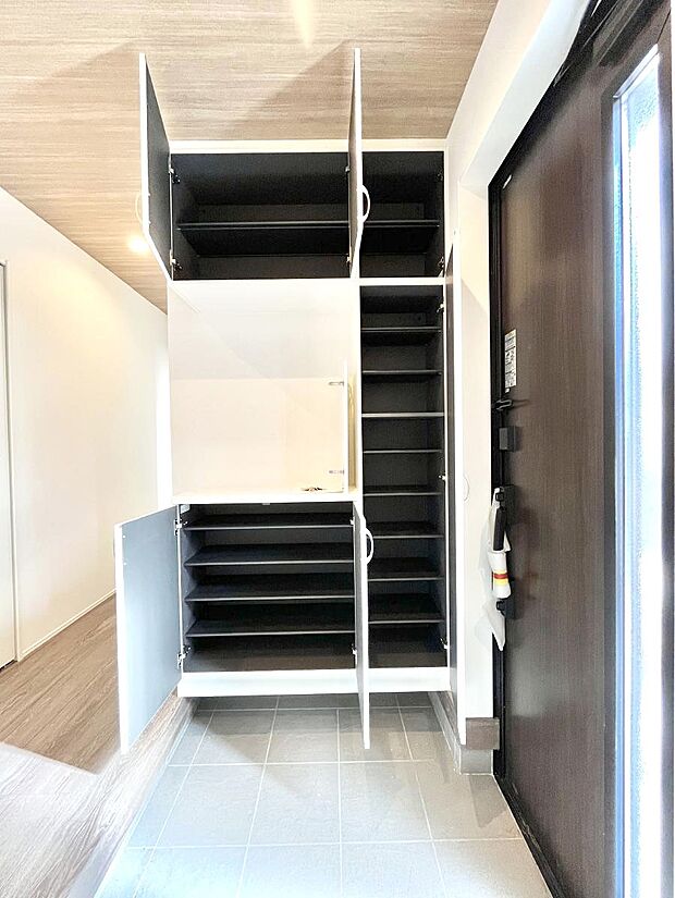 【その他設備(シューズボックス)】たっぷり収納できるシューズボックスで家族全員の靴も、玄関すっきり。  