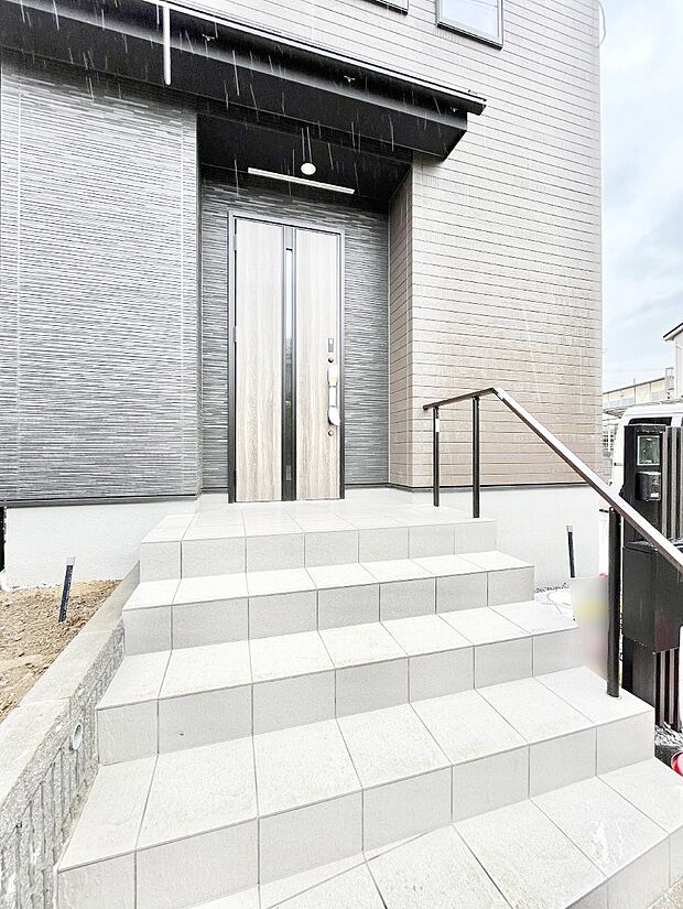 【玄関】玄関前は雨が降っても濡れにくい屋根付き