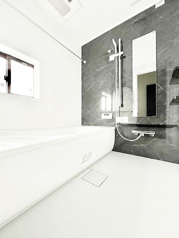 【浴室】一日の疲れを癒してくれる明るい清潔感のあるバスルーム