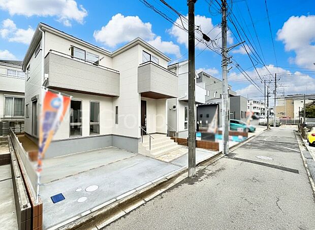 【前面道路含む現地写真】～Exterior～　前面道路は閑静な住宅地をはしる車通りの少ない道路。駐車の出し入れもらくらくです！ご不明点・現地見学のご希望は、お気軽にお問い合わせください！