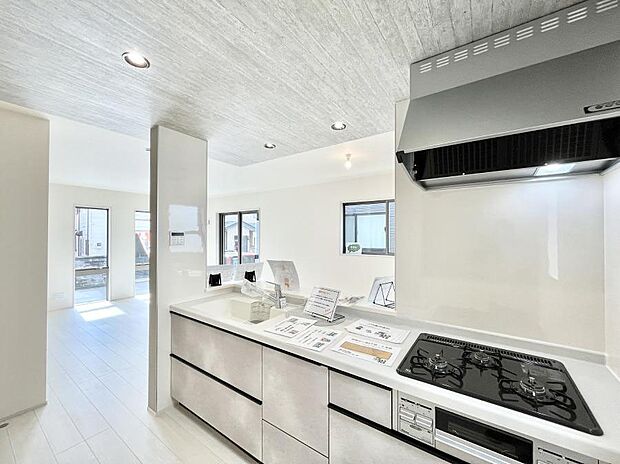 【ダイニングキッチン】◆１号棟◆～Kitchen～　「さぁ今日は何を作ろう」こんなキッチンなら思いっきり料理ができちゃいます。キッチンからはリビングが一望できます。家族がつながるお家がここにございます。