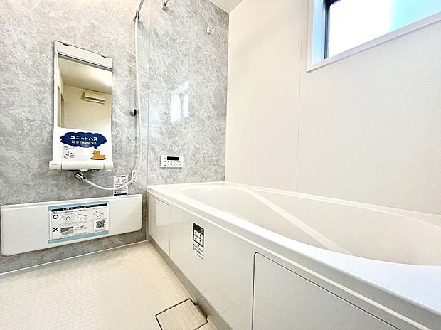 【浴室】◆１号棟◆～Bath Room～　窓付きのバスルームは、採光もあり明るく気持ちの良い空間です。窓があることで、換気環境も良好。ゆったり寛げるバスルームで、毎日のバスタイムが楽しみになりそうです。